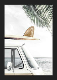 Fotografisk närbild av vit van med surfbräda vid havet-5