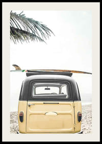 Gele retrobus met surfplank op het dak op het zandstrand-2