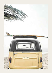 Gele retrobus met surfplank op het dak op het zandstrand-3