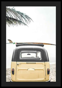 Gele retrobus met surfplank op het dak op het zandstrand-4