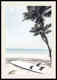 Fotografisch surfplank op zandstrand met palmbomen en zee-2