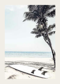 Fotografisch surfplank op zandstrand met palmbomen en zee-3