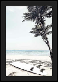 Fotografisch surfplank op zandstrand met palmbomen en zee-4