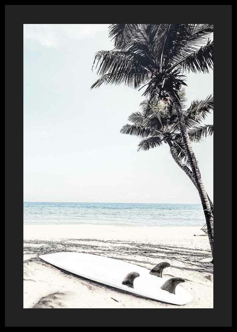 Fotografisch surfplank op zandstrand met palmbomen en zee-12