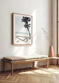 Fotografisk surfbräda på sandstrand med palmer och hav-8