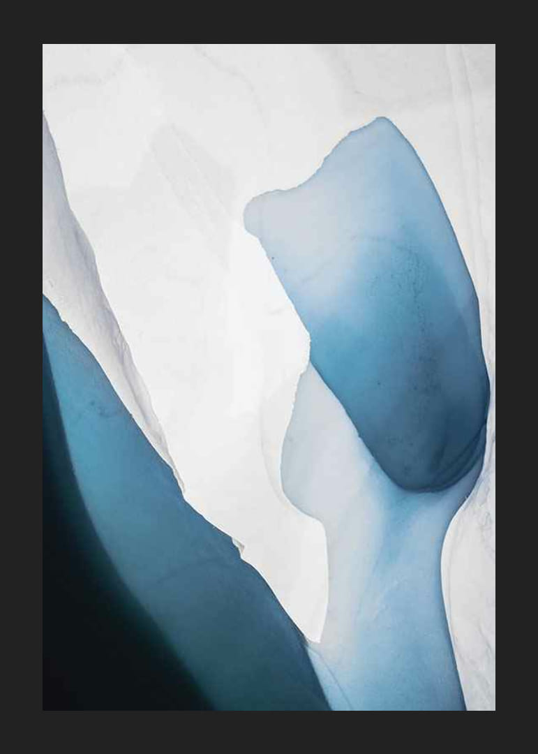 Forme abstracte de gheață albastră și apă albă de sus-12