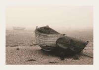 Fénykép egy régi, fából készült hajóról a sziklás tengerparton ködben-3