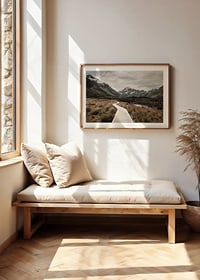 Fotografi av spång genom dal med snötäckta berg i bakgrunden-8