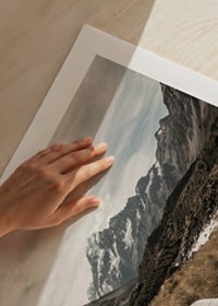 Fotografi av spång genom dal med snötäckta berg i bakgrunden-9
