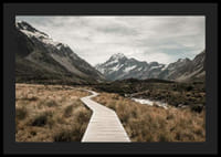 Fotografi av spång genom dal med snötäckta berg i bakgrunden-4