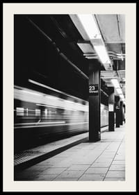Fekete-fehér kép a New York-i 23. utcai metróperonról-2
