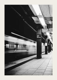 Fekete-fehér kép a New York-i 23. utcai metróperonról-3