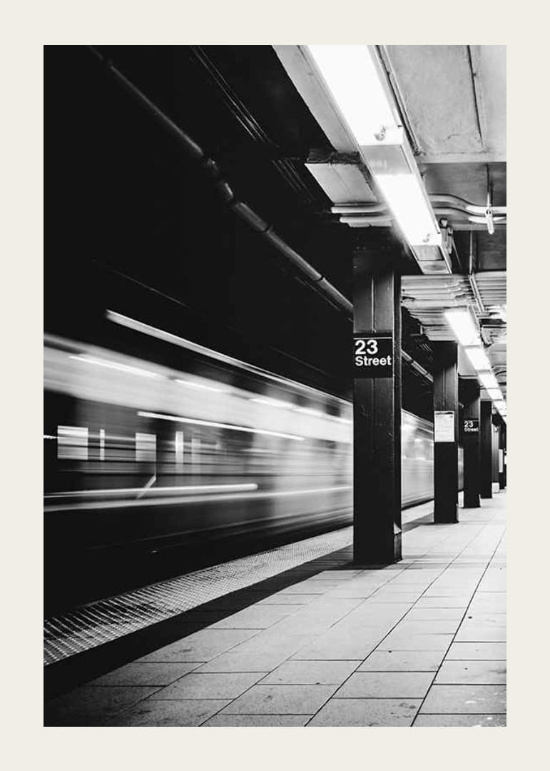 Fekete-fehér kép a New York-i 23. utcai metróperonról-12
