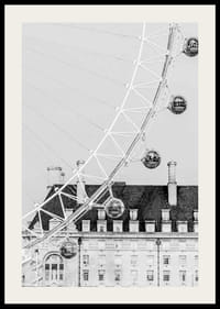 Photographie en noir et blanc du London Eye devant un bâtiment classique-2