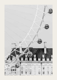 Photographie en noir et blanc du London Eye devant un bâtiment classique-3