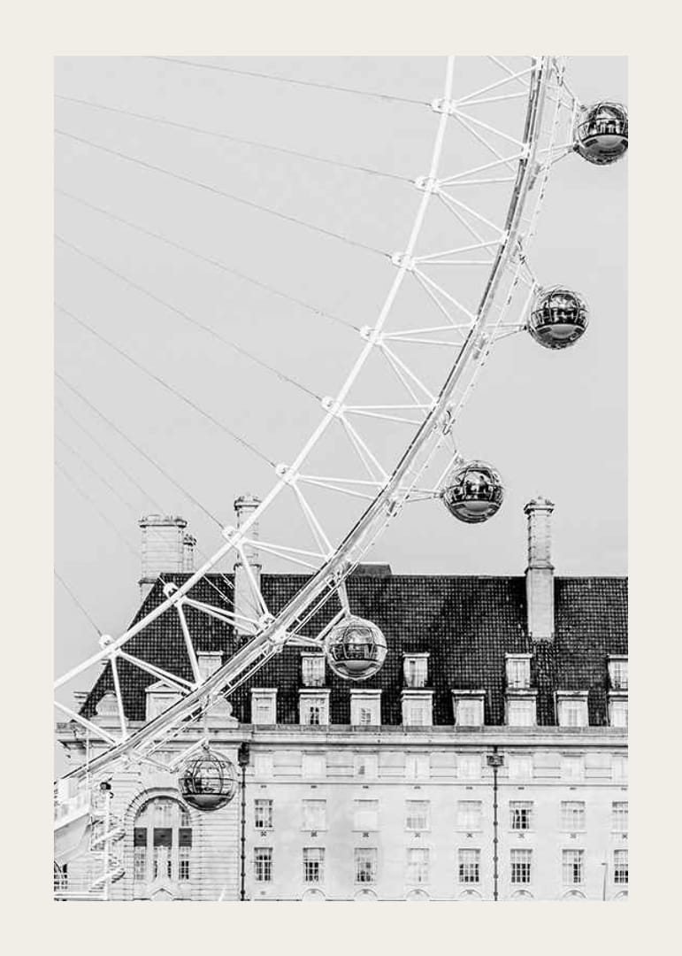 Photographie en noir et blanc du London Eye devant un bâtiment classique-12