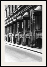 Fachada en blanco y negro de una calle de la ciudad antigua con ventanas decoradas-2