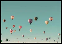 Färgglada luftballonger mot klar turkos himmel, fotografi-6