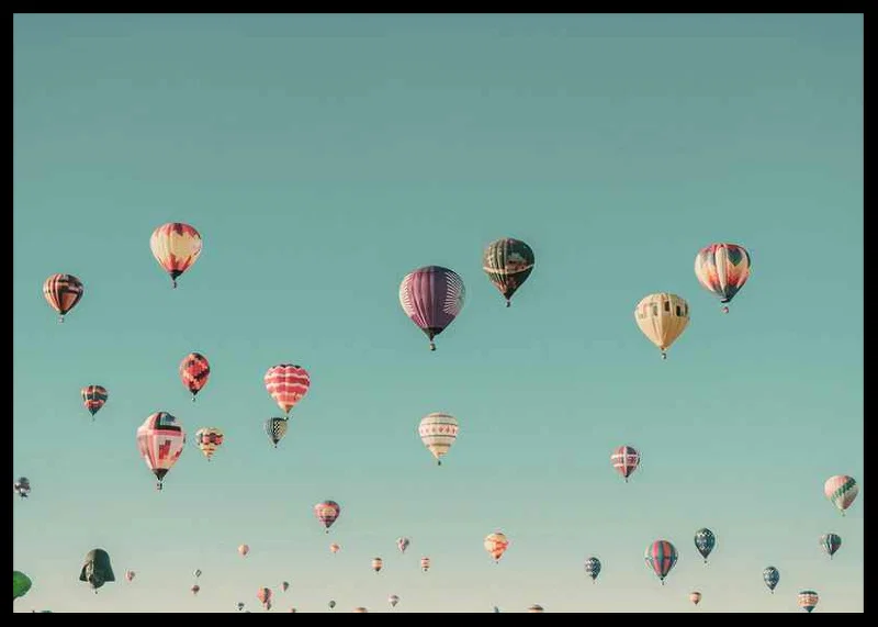 Färgglada luftballonger mot klar turkos himmel, fotografi-12