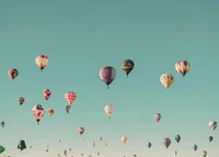Färgglada luftballonger mot klar turkos himmel, fotografi-7