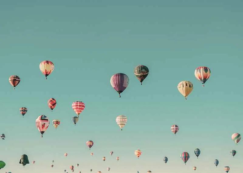Färgglada luftballonger mot klar turkos himmel, fotografi-12