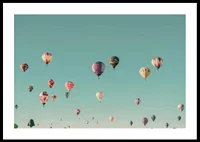 Färgglada luftballonger mot klar turkos himmel, fotografi-0