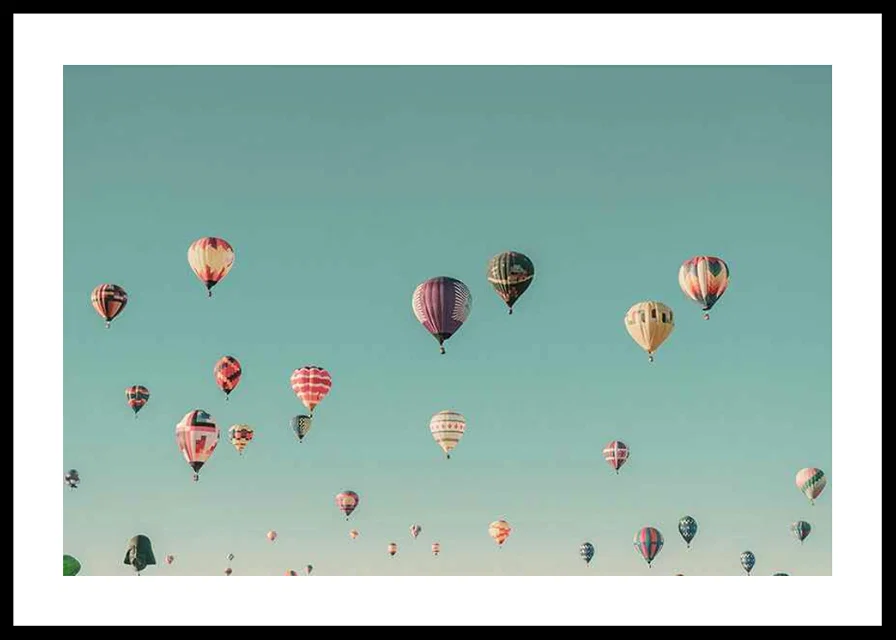 Färgglada luftballonger mot klar turkos himmel, fotografi-12