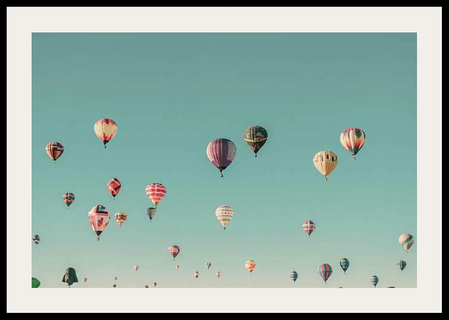 Färgglada luftballonger mot klar turkos himmel, fotografi-12