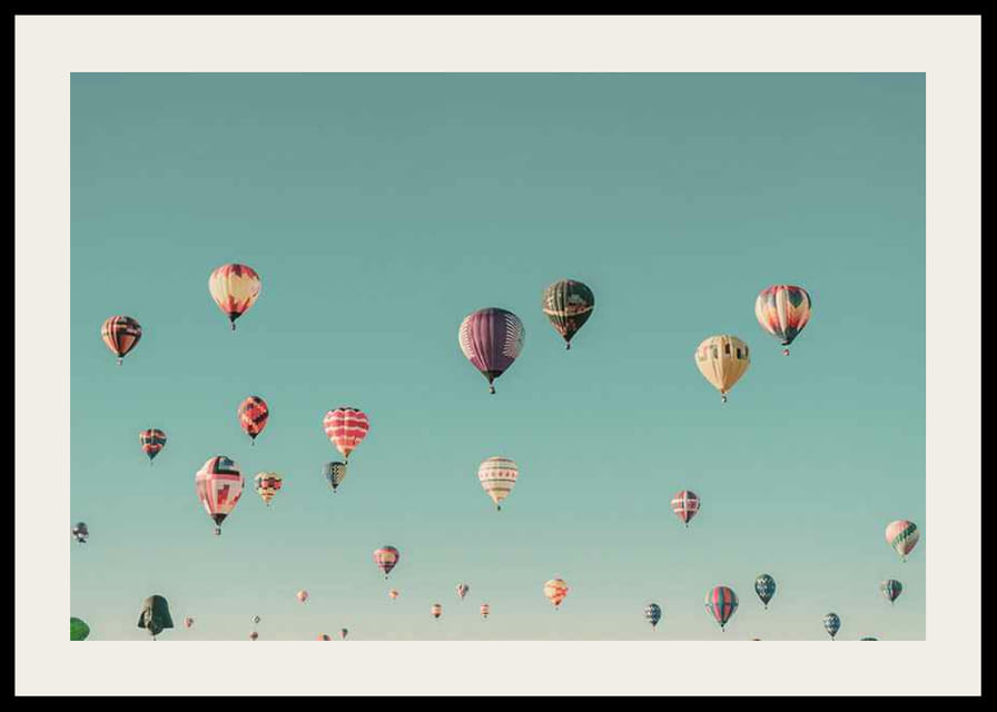 Farebné teplovzdušné balóny proti jasnej tyrkysovej oblohe, fotografia-12