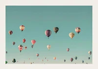 Färgglada luftballonger mot klar turkos himmel, fotografi-3