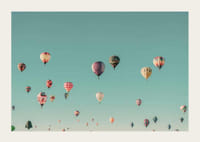 Farebné teplovzdušné balóny proti jasnej tyrkysovej oblohe, fotografia-3