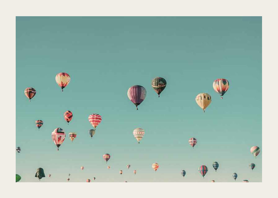 Farebné teplovzdušné balóny proti jasnej tyrkysovej oblohe, fotografia-12