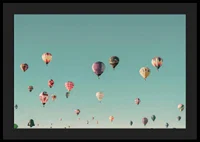 Färgglada luftballonger mot klar turkos himmel, fotografi-4