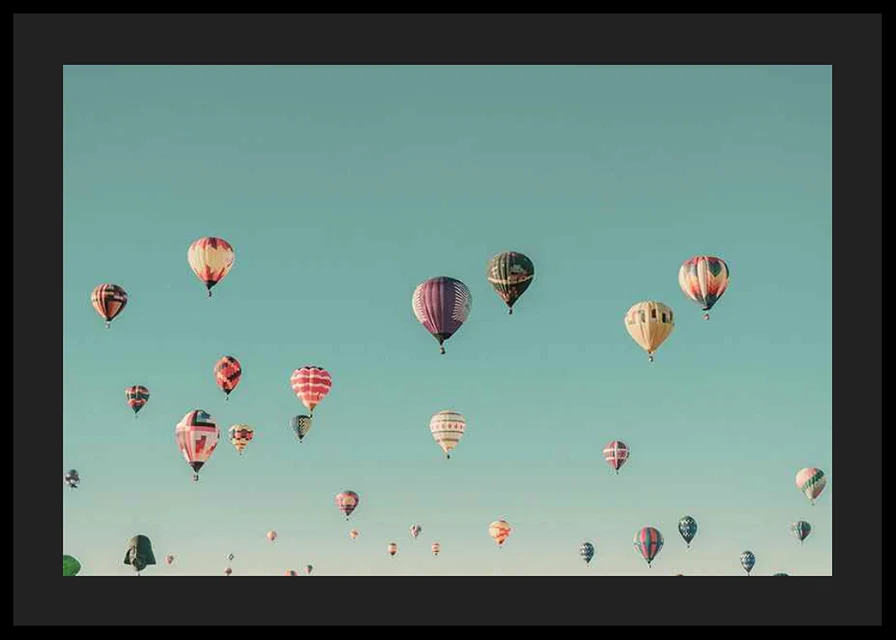 Färgglada luftballonger mot klar turkos himmel, fotografi-12