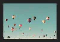 Färgglada luftballonger mot klar turkos himmel, fotografi-5