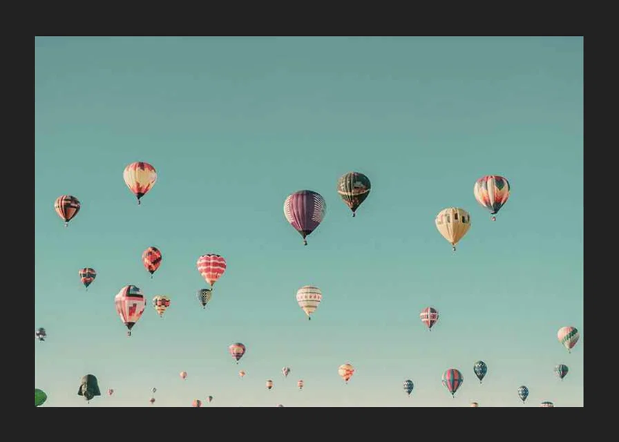 Färgglada luftballonger mot klar turkos himmel, fotografi-12