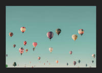 Farebné teplovzdušné balóny proti jasnej tyrkysovej oblohe, fotografia-5