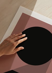 Grafisk illustration av svart siffra 2 på brunröd bakgrund-9