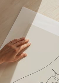 Enkel linjeteckning av bananblad mot beige bakgrund-9
