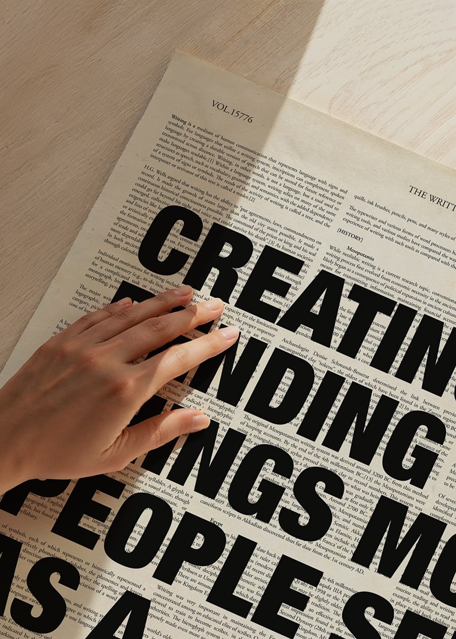 Svart, fet text över tidningssida i beigetonad bakgrund-12