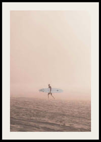 Surfeur photographique avec planche sur la plage dans le brouillard, tons beiges-2