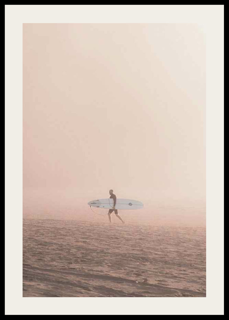 Surfeur photographique avec planche sur la plage dans le brouillard, tons beiges-12
