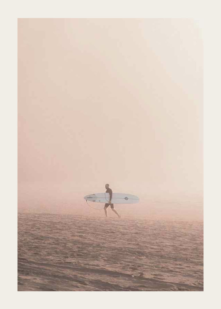 Surfeur photographique avec planche sur la plage dans le brouillard, tons beiges-12