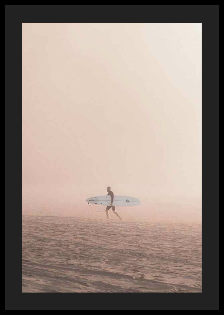 Surfeur photographique avec planche sur la plage dans le brouillard, tons beiges-12