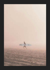 Surfeur photographique avec planche sur la plage dans le brouillard, tons beiges-5