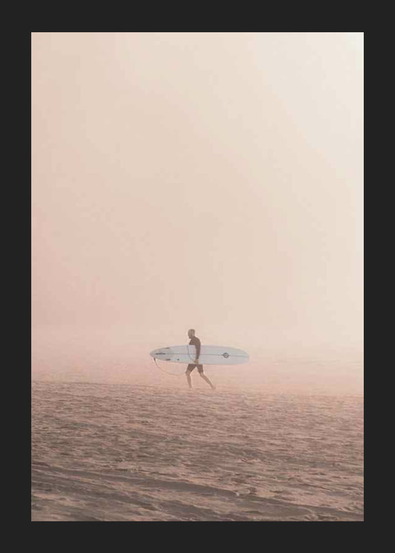 Surfeur photographique avec planche sur la plage dans le brouillard, tons beiges-12