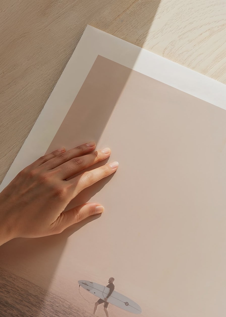 Fotosērfotājs ar dēli pludmalē miglā, smilškrāsas toņos-12