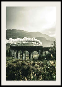 Fotografia vlaku na viadukte Glenfinnan v zelenom údolí-2