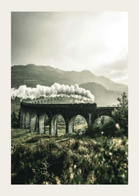 Fotografia vlaku na viadukte Glenfinnan v zelenom údolí-3