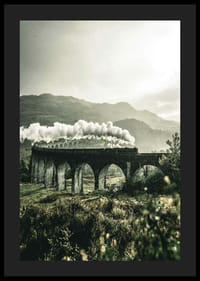 Fotografia vlaku na viadukte Glenfinnan v zelenom údolí-4